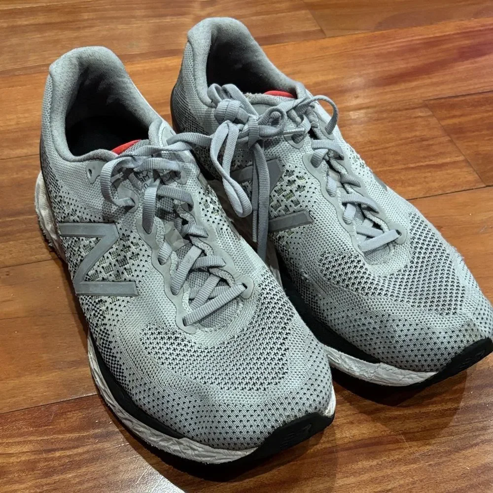New Balance men’s sz 10.5 Light Grey Mesh Running Sneakers with White Logo